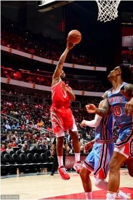 火箭队客场挑战老鹰队的比赛中,哈登胯下虚晃贝兹莫尔找不到北,你怎么看?