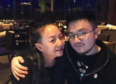 巴图晒老婆素颜照，曾因街头吸烟被批，他们私下是如何相处的？