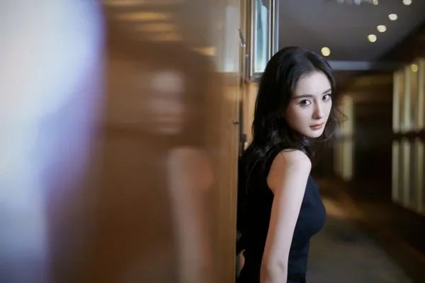 杨幂拍戏被偶遇，穿短裤秀纤细美腿少女感满满，她是如何保养自己的？