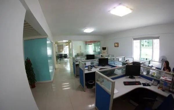 员工被罚吃死神辣条进医院,公司是否应该作出赔偿?