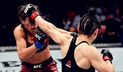 张伟丽卫冕成功!她的对手乔安娜比赛中为何惹得观众极为不满?