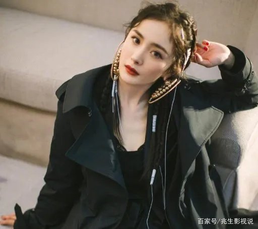 杨幂郭敬明被网友偶遇，高出男方一个头，你喜欢他们吗？