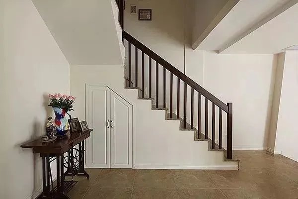 楼梯下的空间,难道就我觉得浪费吗?复式房必看!