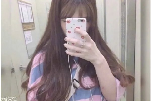 微卷长发发型 女生微卷长发图片