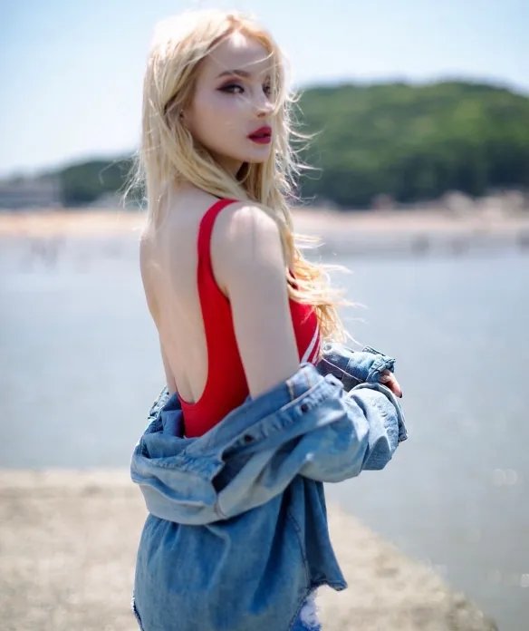 举手投足间风情万种！优雅妩媚的法国女主播Caroline