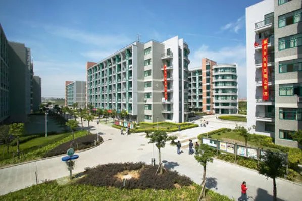 玻利维亚一大学楼道护栏断裂学生坠亡,你觉得学校应该为此事负责吗?