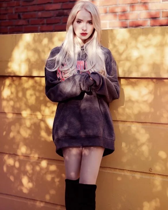 举手投足间风情万种！优雅妩媚的法国女主播Caroline