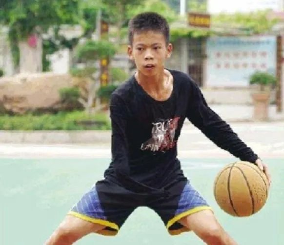 在受到库里的夸赞后，独臂励志篮球少年张家诚录制视频表示感谢，你怎么评价？