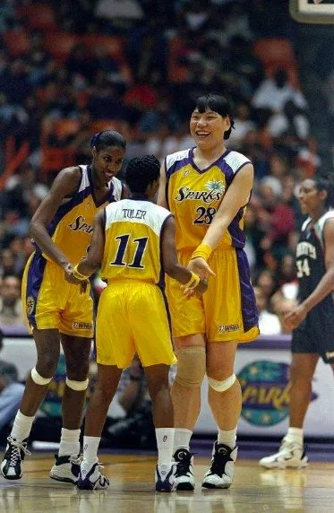 与丈夫结婚9年未要孩子，2米06郑海霞生活幸福，近况如何？