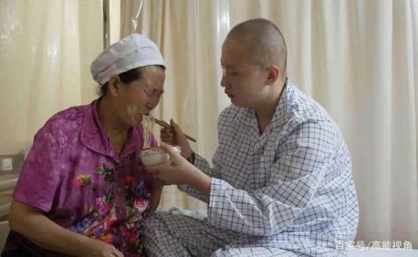 生日奶奶做了一碗长寿面,他却坚持要喂奶奶,没钱吃饭的一家怎么面对血癌?