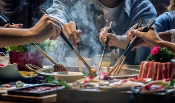 长春一饭店把剩菜给下桌顾客吃是怎么回事 长春一饭店把剩菜给下桌顾客吃具体情况