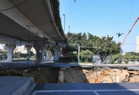 广州一地铁站出口吊顶坍塌，导致坍塌的原因是什么？