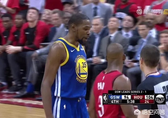 输急眼了！杜兰特肘击保罗，又故意跨人，你如何评价KD这两个动作？你怎么看？