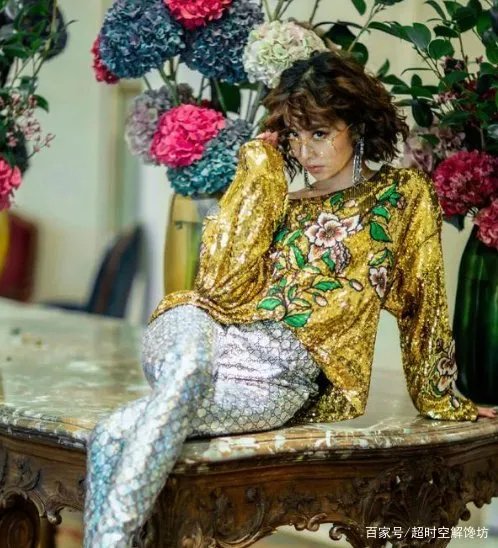 蔡依林新发型太独特了，穿金色斜肩上衣配银色紧身裤，有时尚感吗？