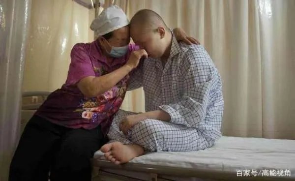 生日奶奶做了一碗长寿面,他却坚持要喂奶奶,没钱吃饭的一家怎么面对血癌?