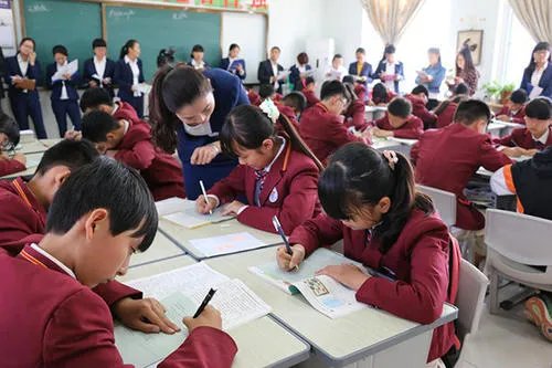 老师教室贴太阳膜观察学生引热议，评价为何褒贬不一？