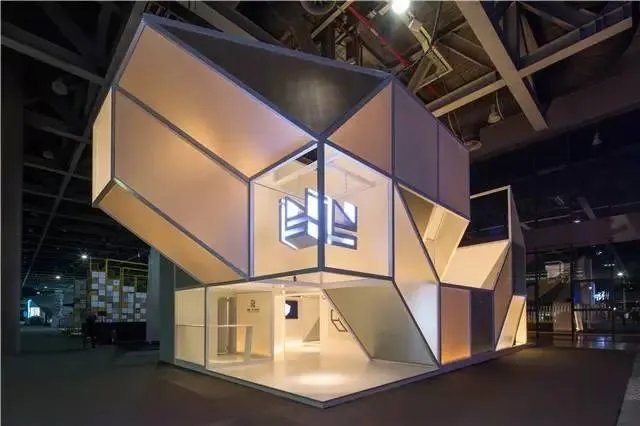 用如此摩登手法打造出来的魔术空间,要多酷有多酷!