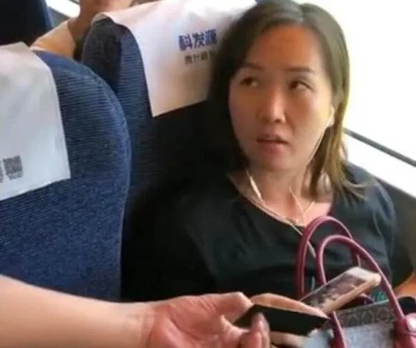 高铁再现霸座行为，是规定不严格还是乘客没素质？