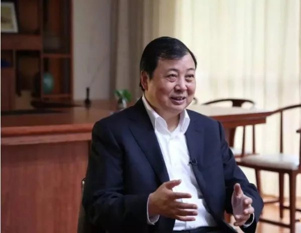 华西村吴协恩是怎么回应负债问题的？