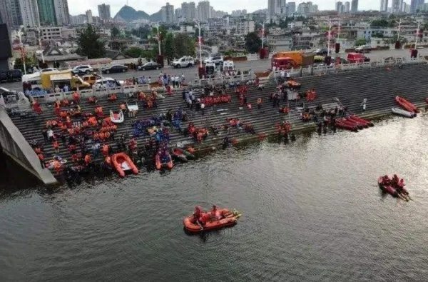 贵州安顺公交坠湖事件，是抢夺方向盘导致的，还是另有隐情？