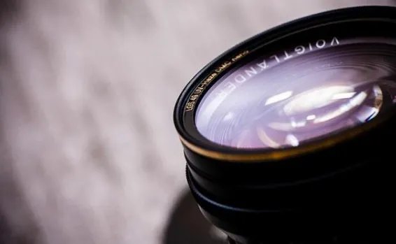 单反机镜头是不是一定要配个uv镜，它起什么作用？