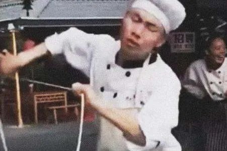 当年那么火的“拉面哥”,辞职娶女粉丝销声匿迹,他现状如何了?