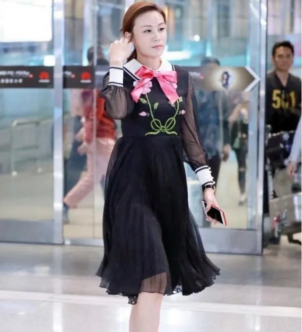 田亮老婆叶一茜又美出圈了，穿黑色纱裙现“赫本式优雅”她的气质如何？