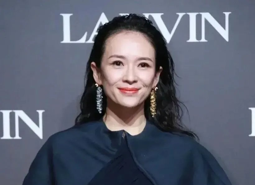 章子怡商场活动身穿白裙气质优雅,41岁状态是不是真实的?