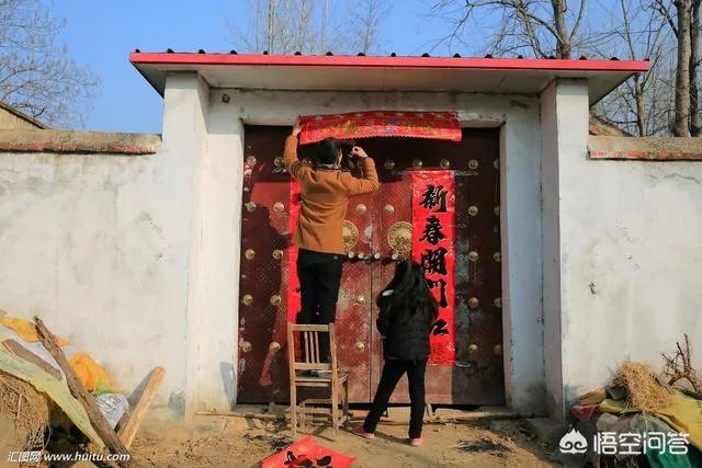 除夕几点贴春联好？