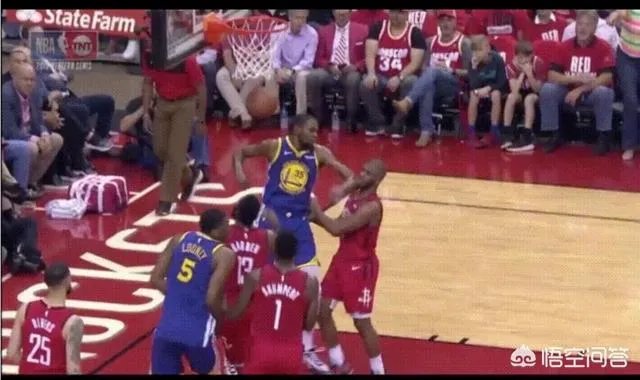 输急眼了！杜兰特肘击保罗，又故意跨人，你如何评价KD这两个动作？你怎么看？