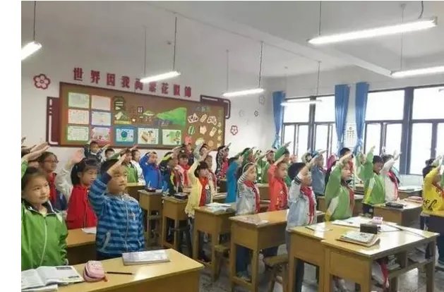 小学生上课迟到遇奏国歌雨中站立独自敬礼是怎么回事？