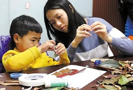 张强笑着对妈妈说:“李明今天生病了,我去帮他辅导功课。”(改力转述句)