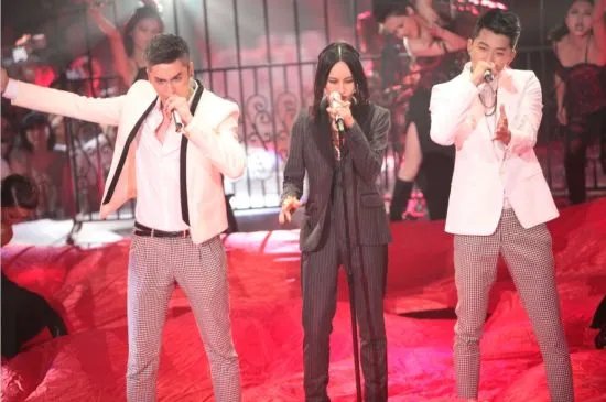 范世琦居来提组合复活惹争议 综艺首秀帅气型男亦害羞