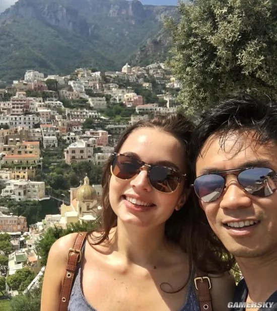 导演温子仁宣布订婚 晒与未婚妻亲吻照狂撒狗粮