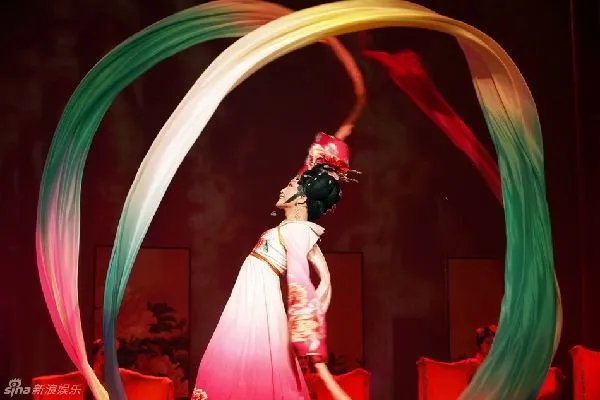 李玉刚镜花水月水袖多长