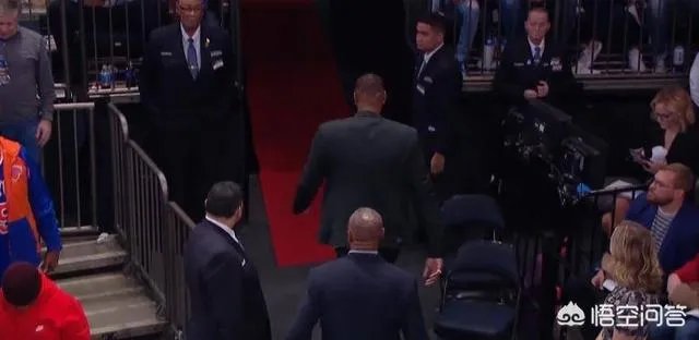 勇士与尼克斯的比赛中,考辛斯因不满裁判判罚连吃两个技犯被罚出场,你怎么看?