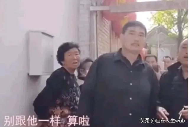 大衣哥朱之文这几年频繁被村里人骚扰，他为啥不搬到城里去住呢？