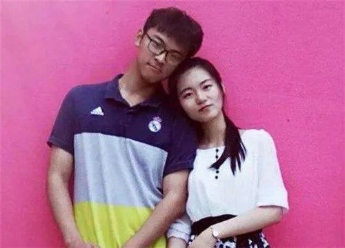 学霸情侣直博清华  晒录取通知书成最美爱情典范