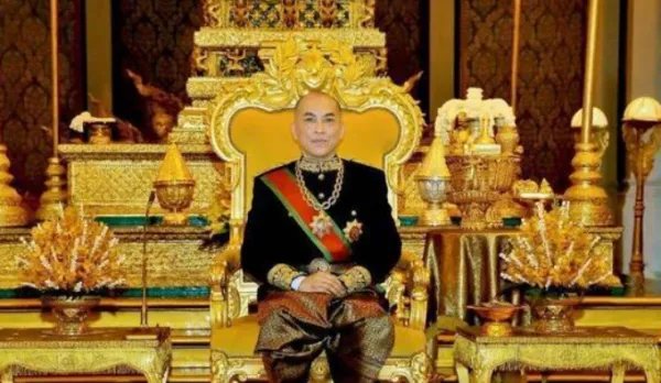 现柬埔寨国王是莫尼列太后的大儿子还是小儿子