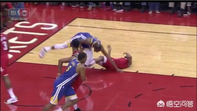 输急眼了！杜兰特肘击保罗，又故意跨人，你如何评价KD这两个动作？你怎么看？