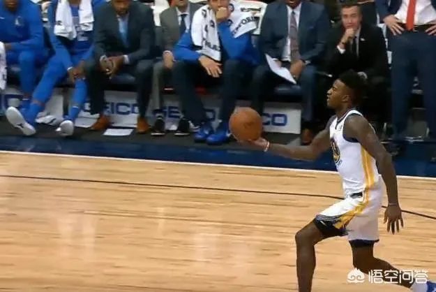 穆雷为了破纪录垃圾时间投篮刷分,欧文怒不可遏将球砸向观众席,你怎么看?