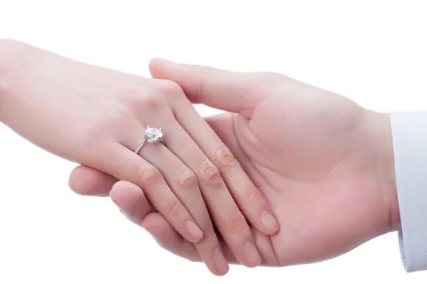 结婚戒指戴左手还是右手 男女结婚戒指的正确戴法