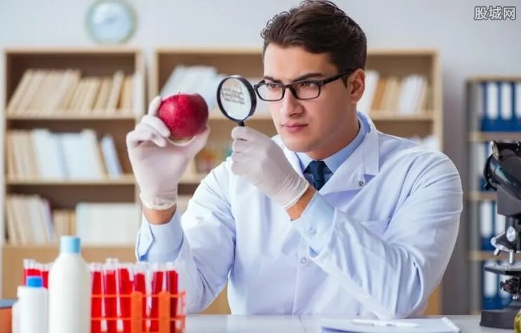 流浪汉变成神医 诊费涨到100元市民排队看病