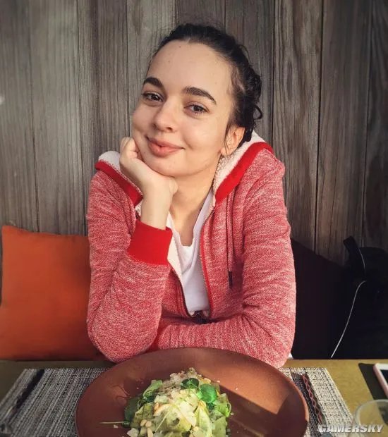 导演温子仁宣布订婚 晒与未婚妻亲吻照狂撒狗粮