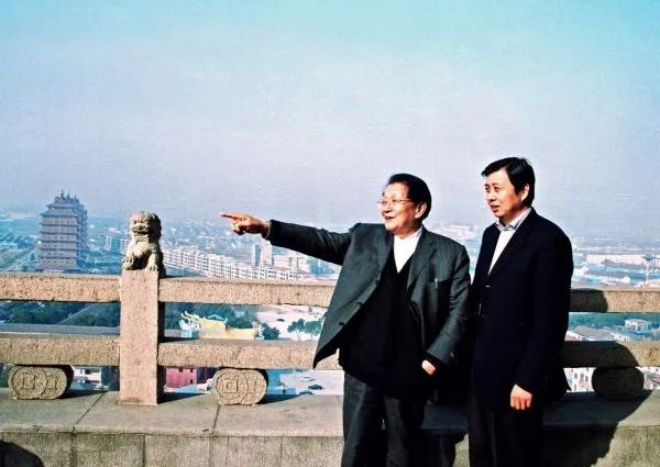 华西村吴协恩是怎么回应负债问题的？