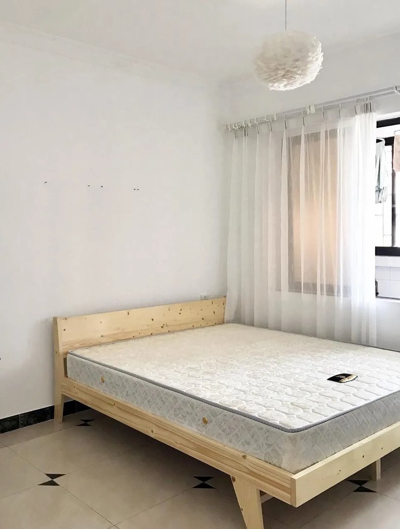 拍摄花絮——在白墙租房里try了3种换装效果。