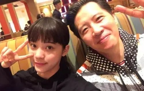 欧阳娜娜爸爸以为她的发色是P图，为何大多数家长不能接受孩子染发？