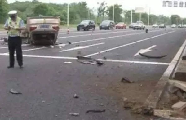 南京江宁发生车祸