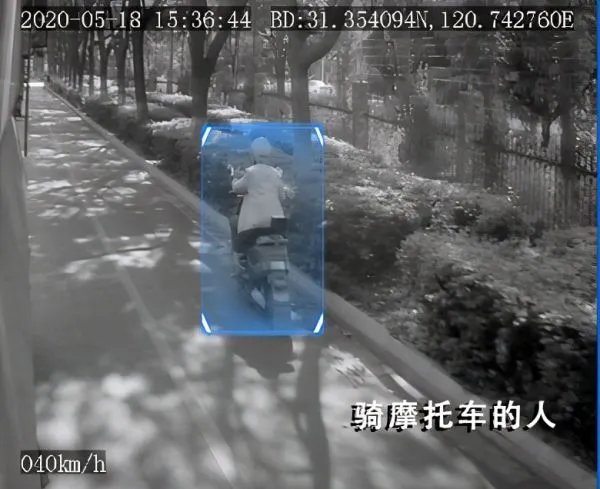 工程车真的能碾轧电瓶车？