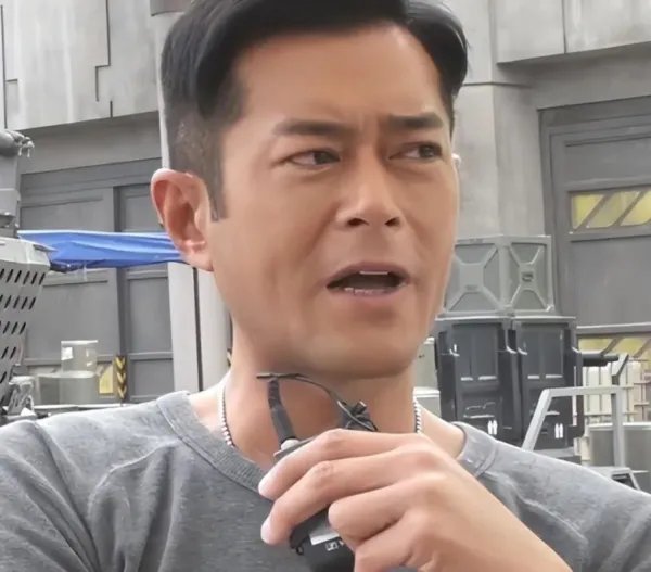 51岁古天乐自曝患颈椎病，右半身麻痹神经坏死，这种病该如何预防？